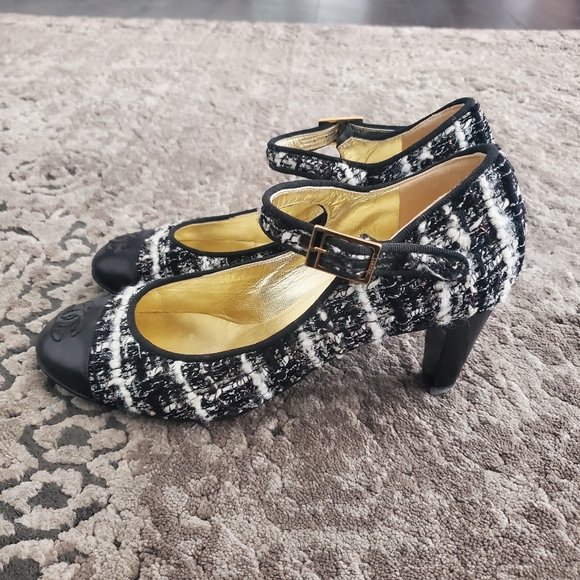 Chanel Black/White Tweed Mary Jane Cap Toe Pumps 35 - Picture 8 of 12